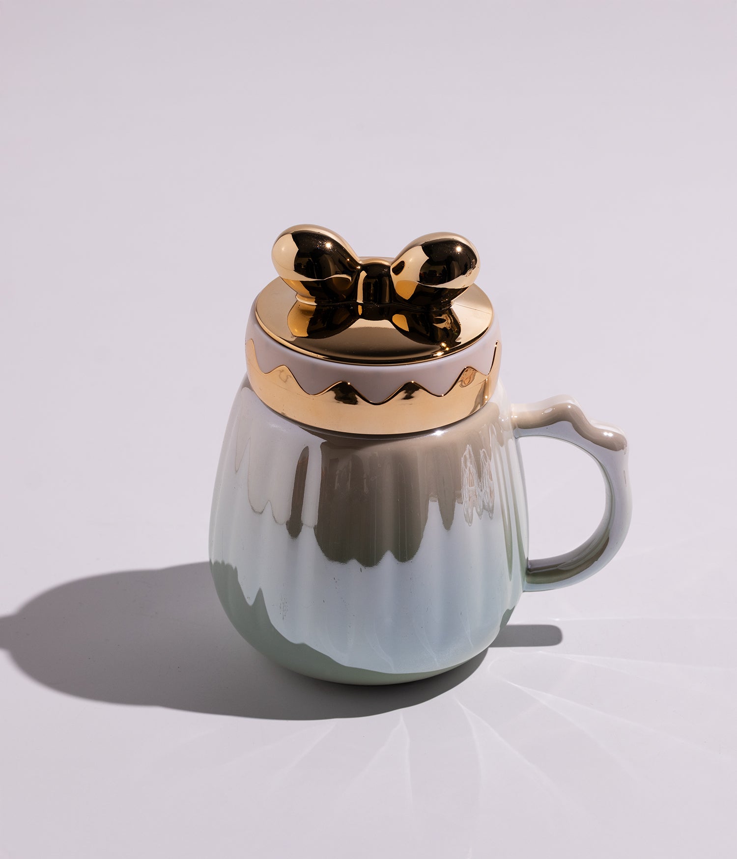 كوب سيراميك بتصميم فيونكة على الغطاء