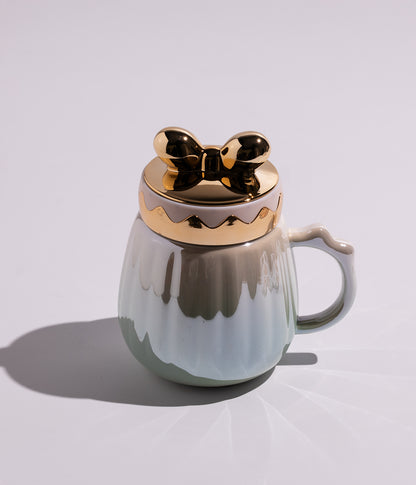 كوب سيراميك بتصميم فيونكة على الغطاء