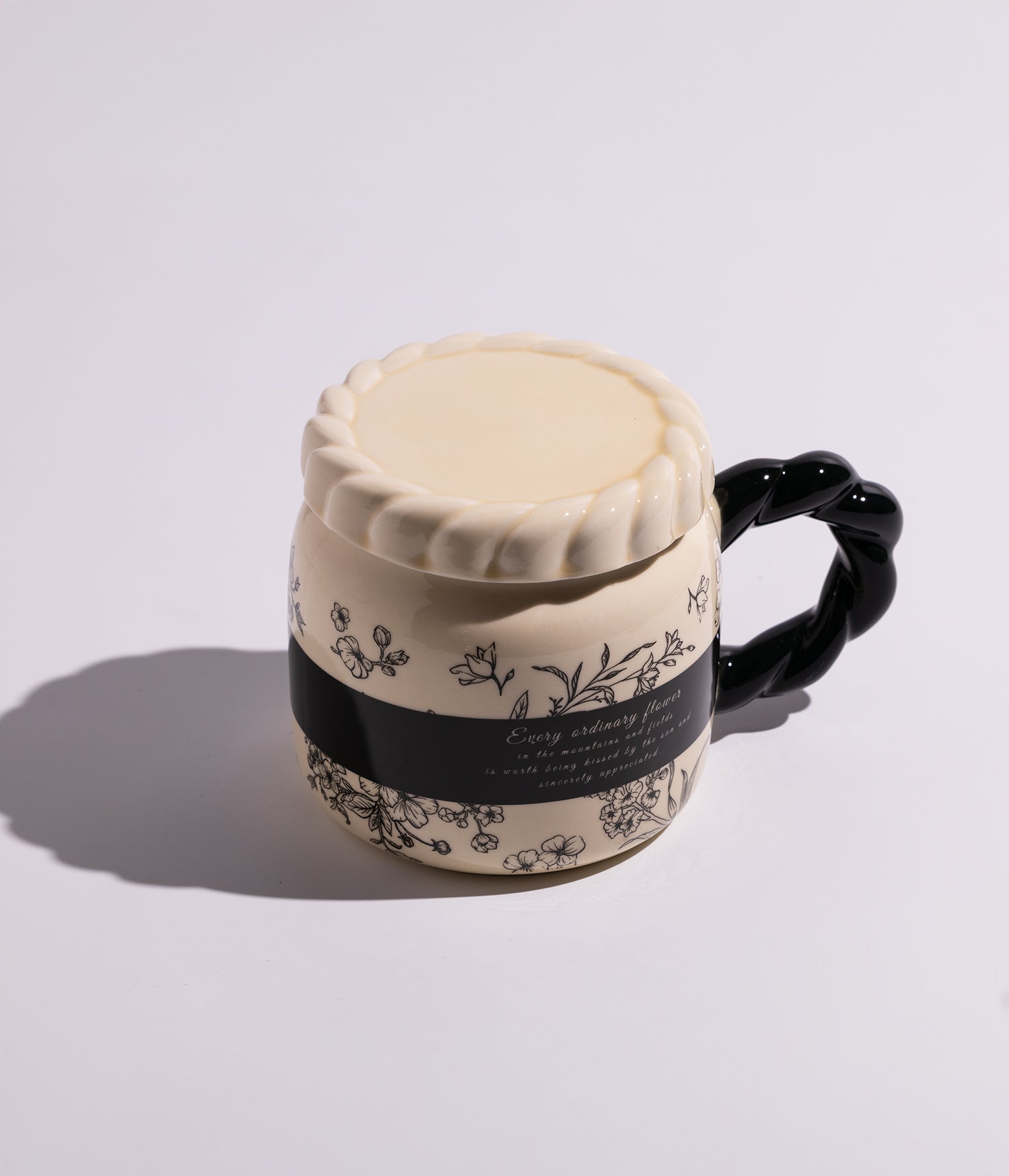 كوب سيراميك بتصميم ورود ملونة وغطاء محكم الاغلاق