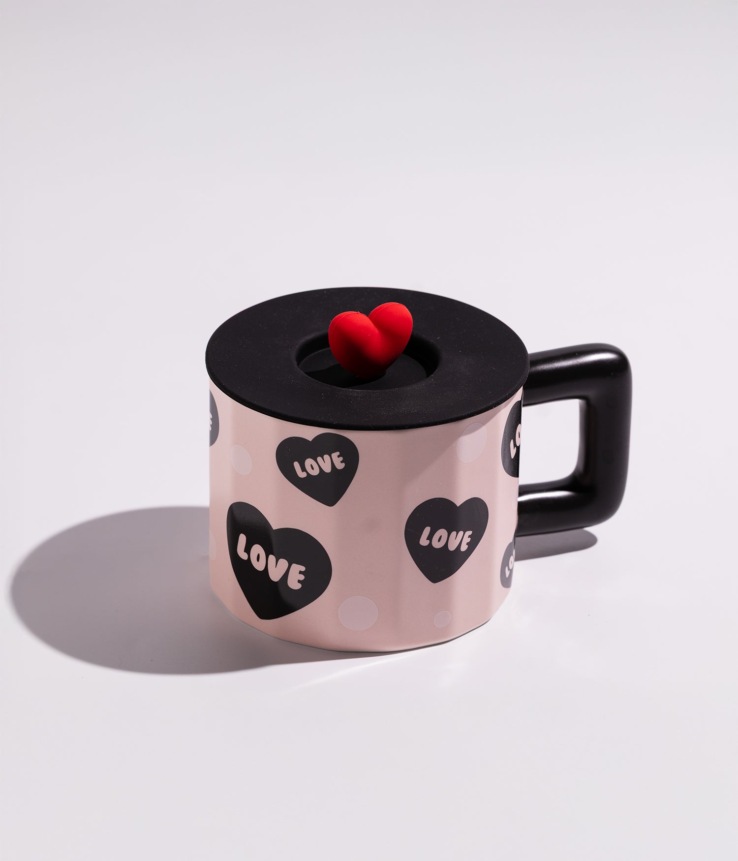 كوب سيراميك بتصميم قلوب ملونة وبغطاء لحفظ الحرارة