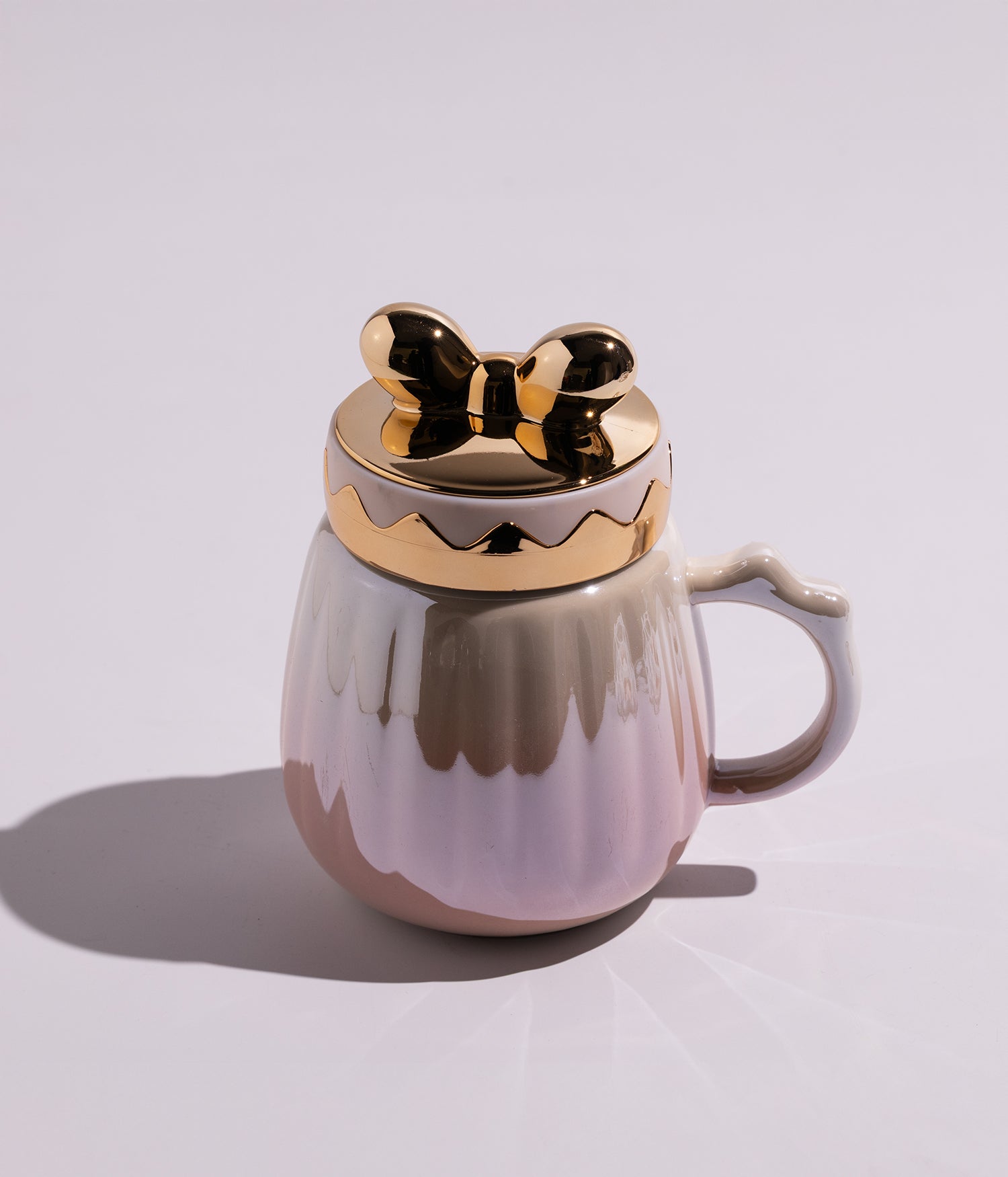 كوب سيراميك بتصميم فيونكة على الغطاء