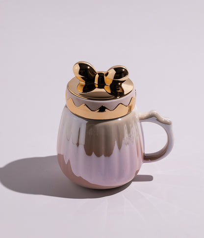 كوب سيراميك بتصميم فيونكة على الغطاء