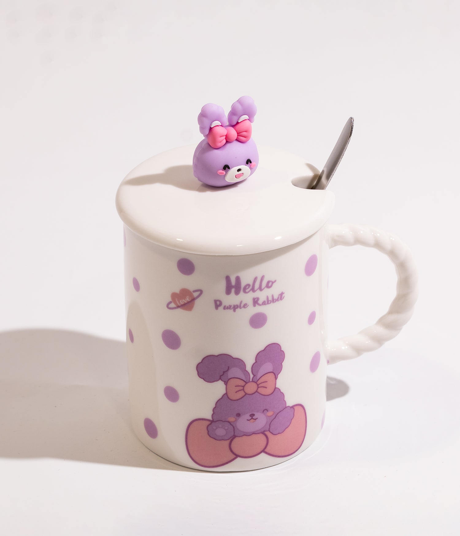 كوب سيراميك ابيض برسوم ارانب بنفسجية مزوّد بغطاء اسود وملعقة