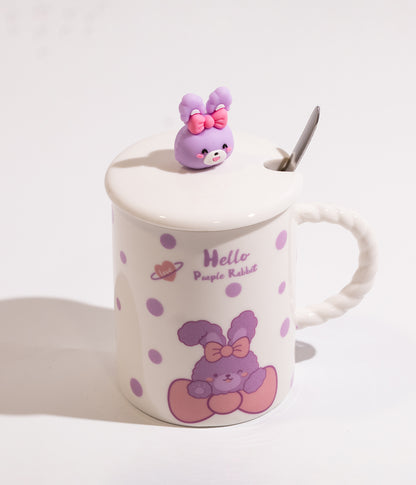 كوب سيراميك ابيض برسوم ارانب بنفسجية مزوّد بغطاء اسود وملعقة