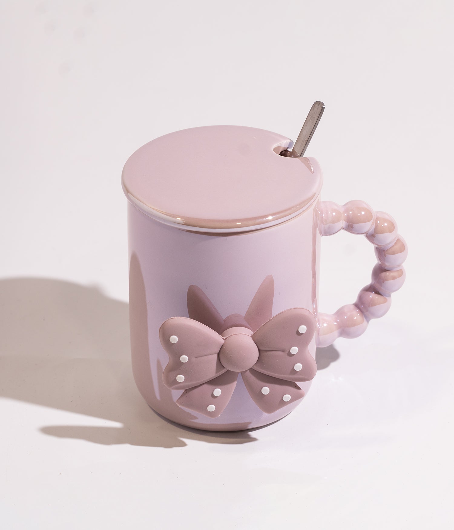 كوب سيراميك مزين بفيونكة ومقبض لؤلؤ مع غطاء وملعقة