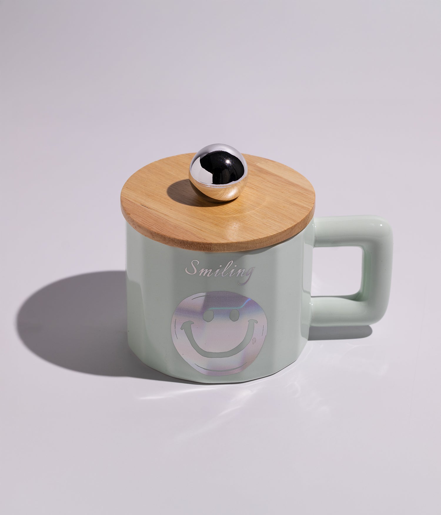 كوب سيراميك بتصميم سمايلات وبغطاء وملعقة