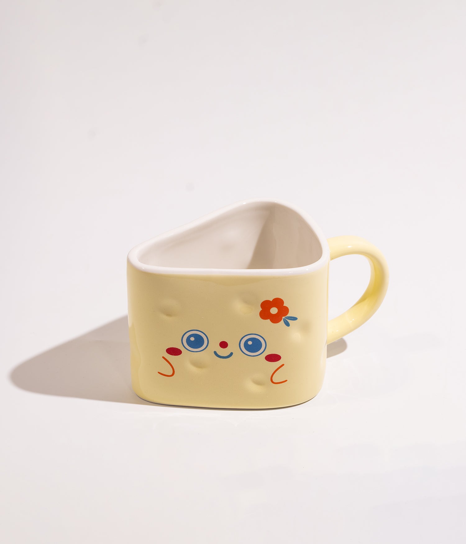 كوب سيراميك بشكل مثلث وبتصميم وجوه لطيفة ومرحة مع غطاء وملعقة