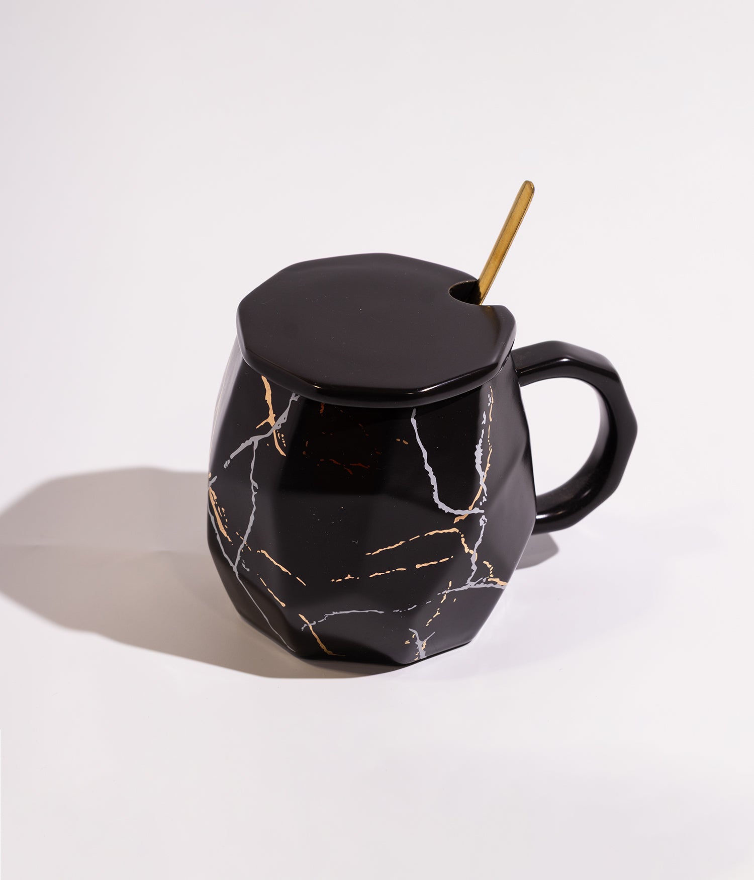 كوب سيراميك بتصميم خطوط ذهبية وسوداء مع غطاء وملعقة