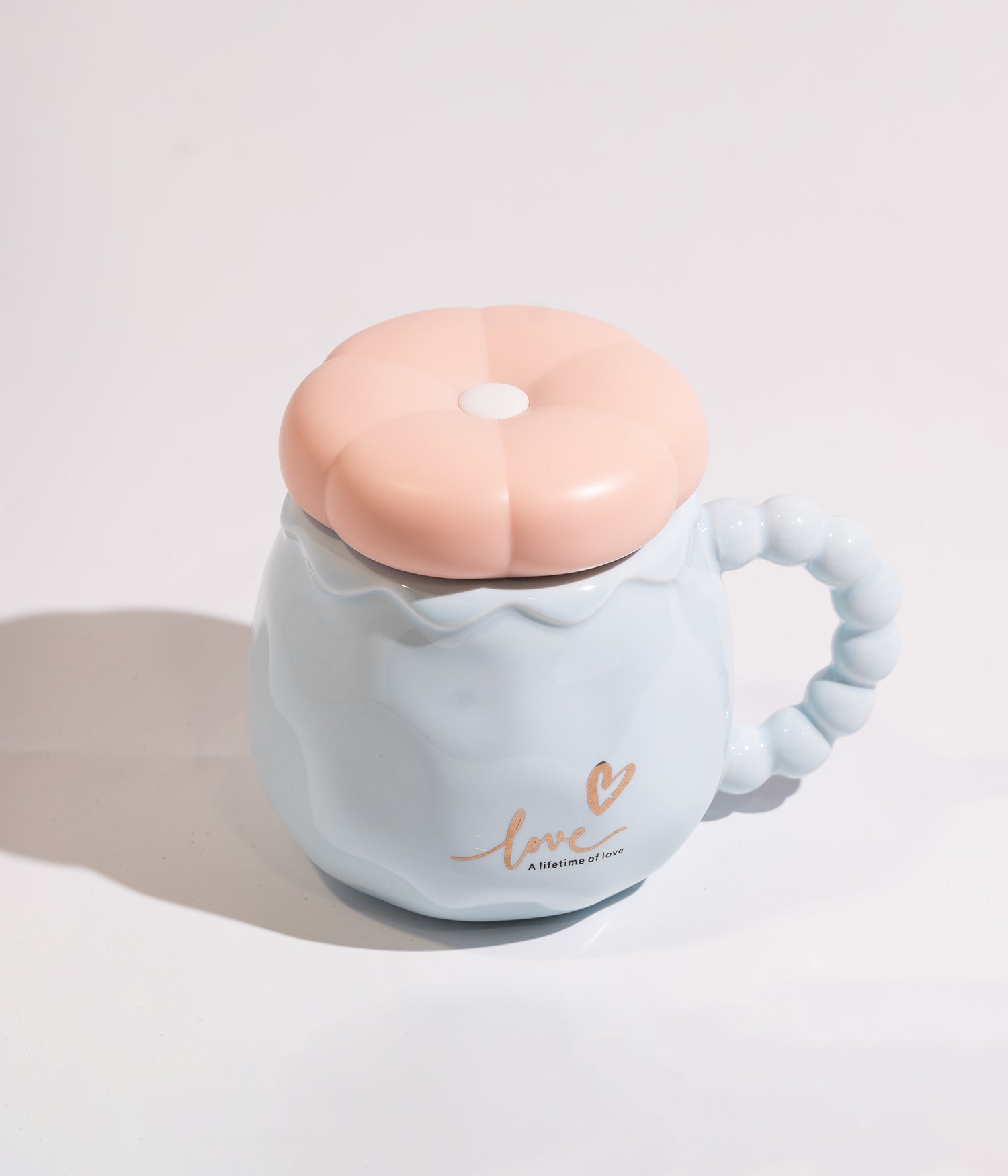 كوب سيراميك بعبارة LOVE يأتي مع غطاء لحفظ الحرارة