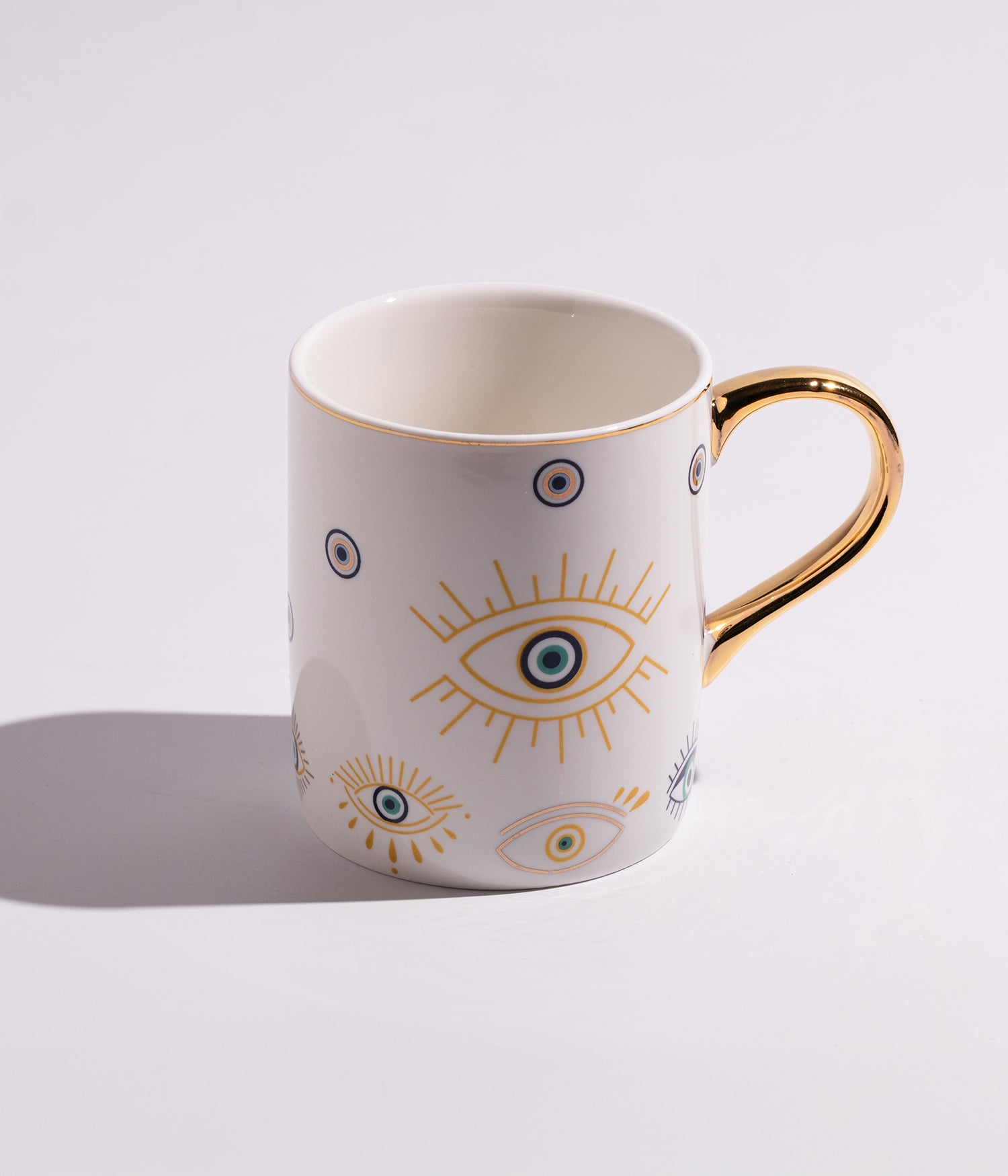 كوب سيراميك بتصميم عيون زرقاء ومقبض ذهبي
