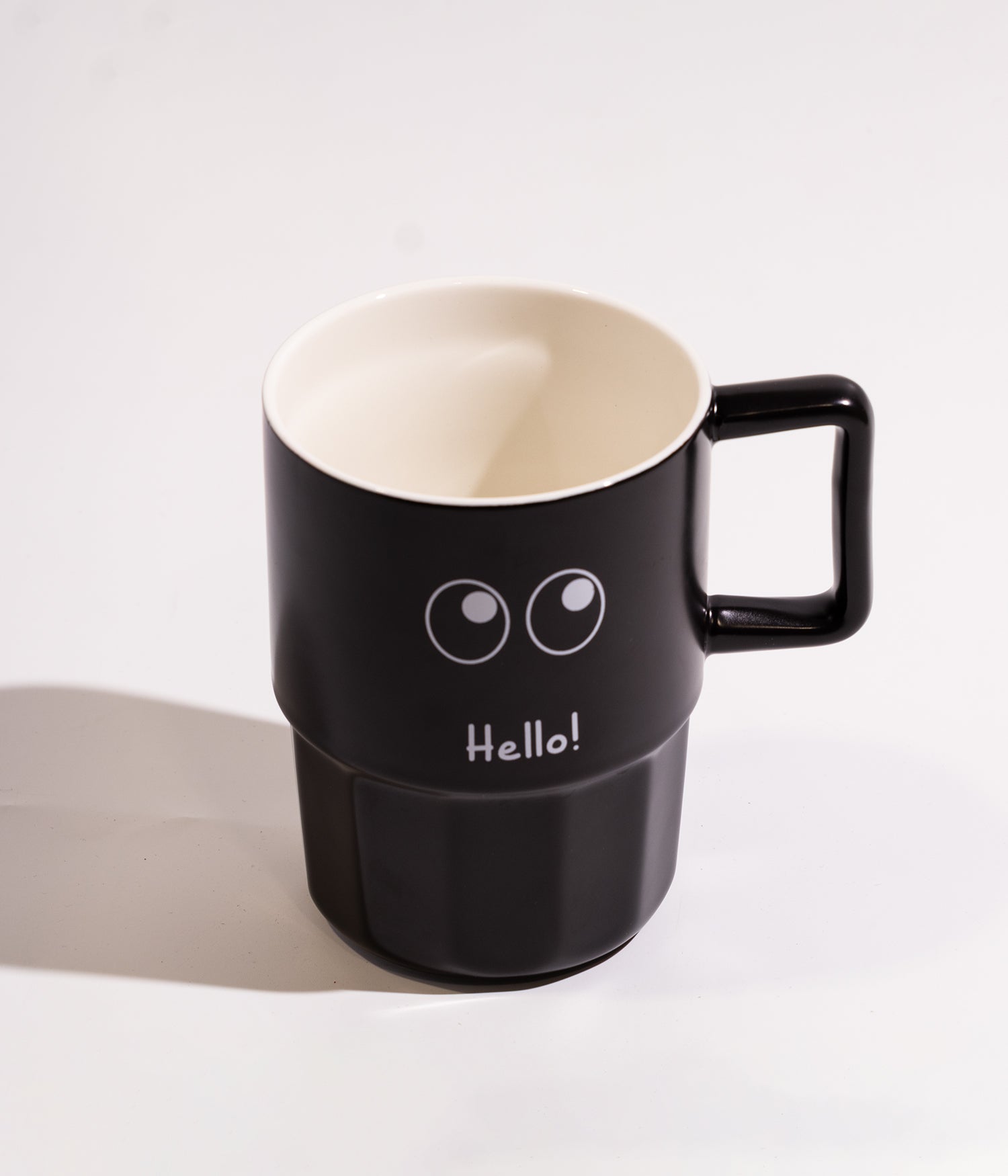 كوب سيراميك بكتابة HELLO وعيون مزوّد بغطاء عملي ومزاز