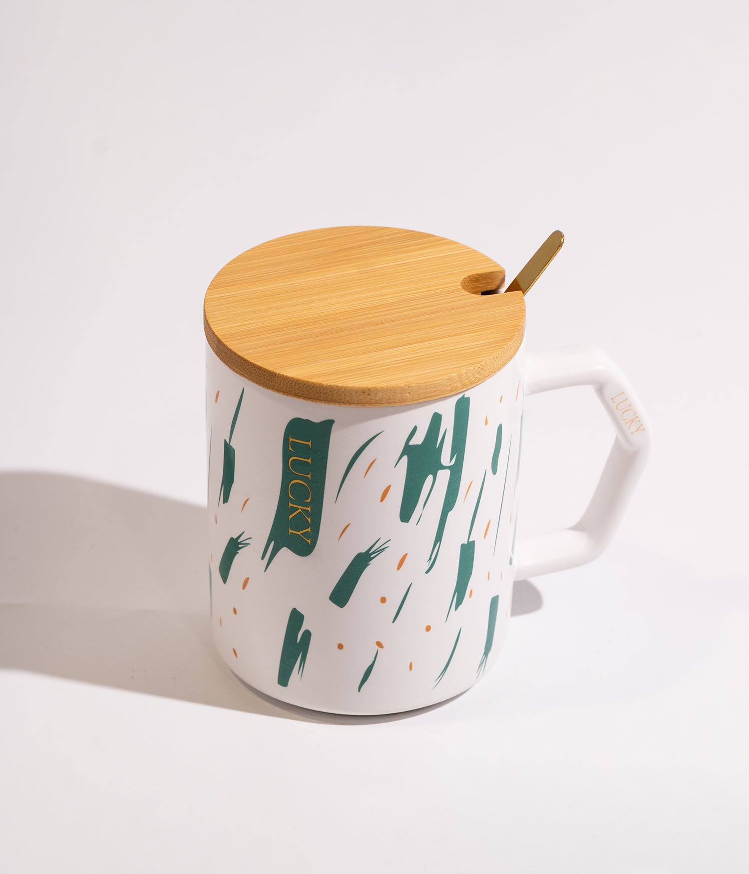 كوب سيراميك مخطط وملون بأشكال مختلفة مع غطاء خشبي وملعقة