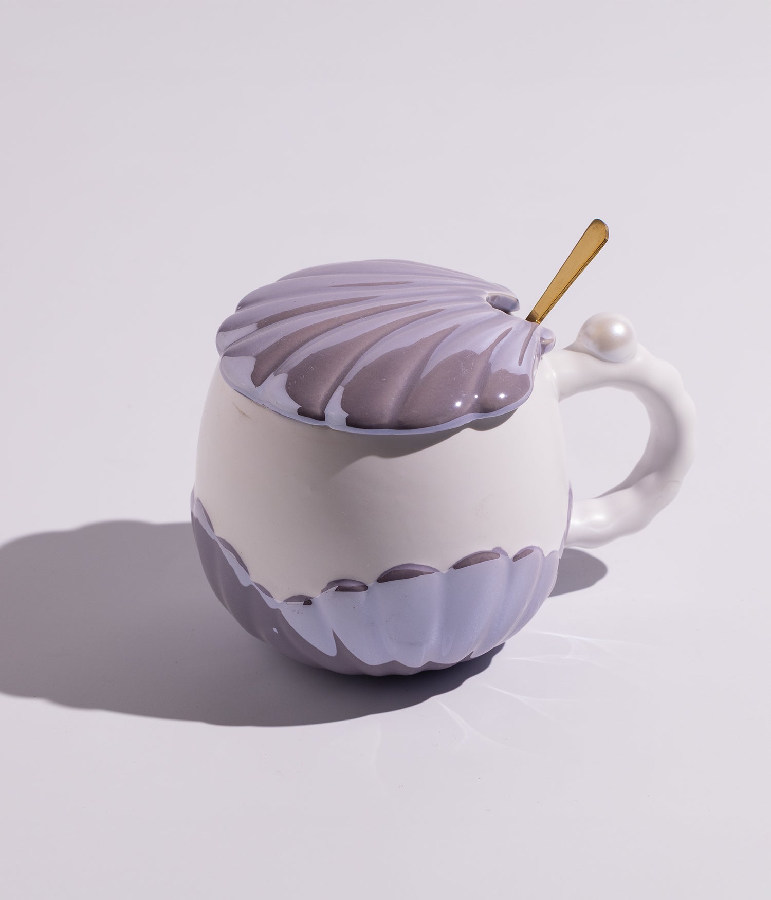 كوب قهوة سيراميك بتصميم صدفة البحر مع ملعقة ذهبية