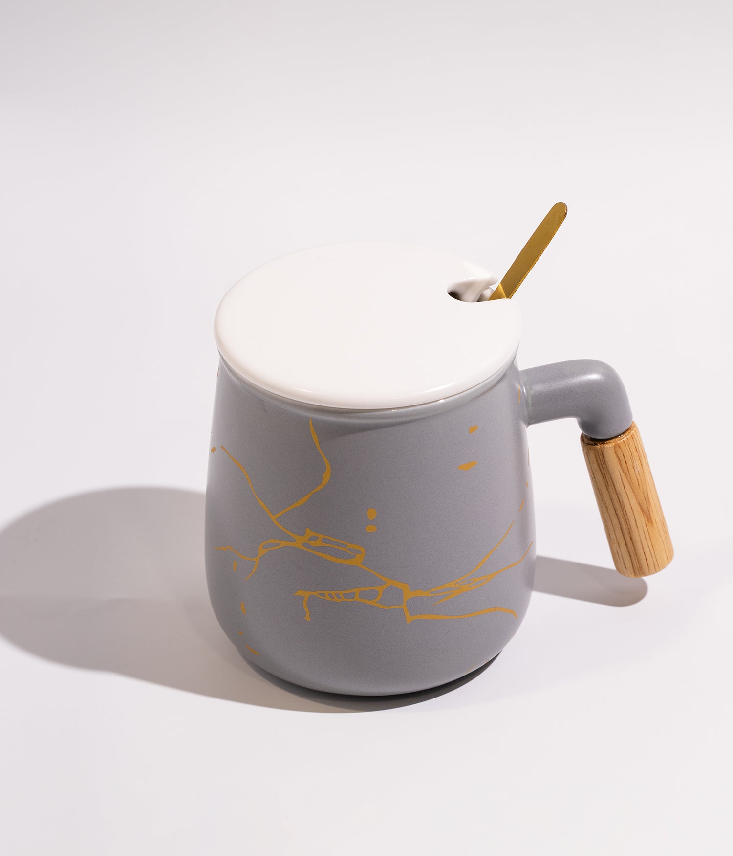 كوب سيراميك رمادي بخطوط ذهبية مع ملعقة وغطاء ومقبض خشبي