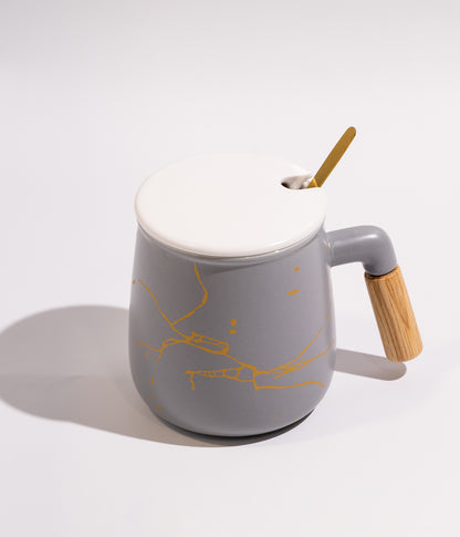كوب سيراميك رمادي بخطوط ذهبية مع ملعقة وغطاء ومقبض خشبي