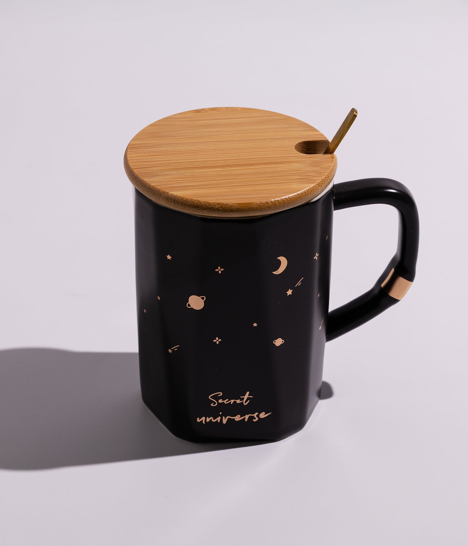 كوب قهوة سيراميك بتصميم نجوم ذهبية مع غطاء خشبي وملعقة