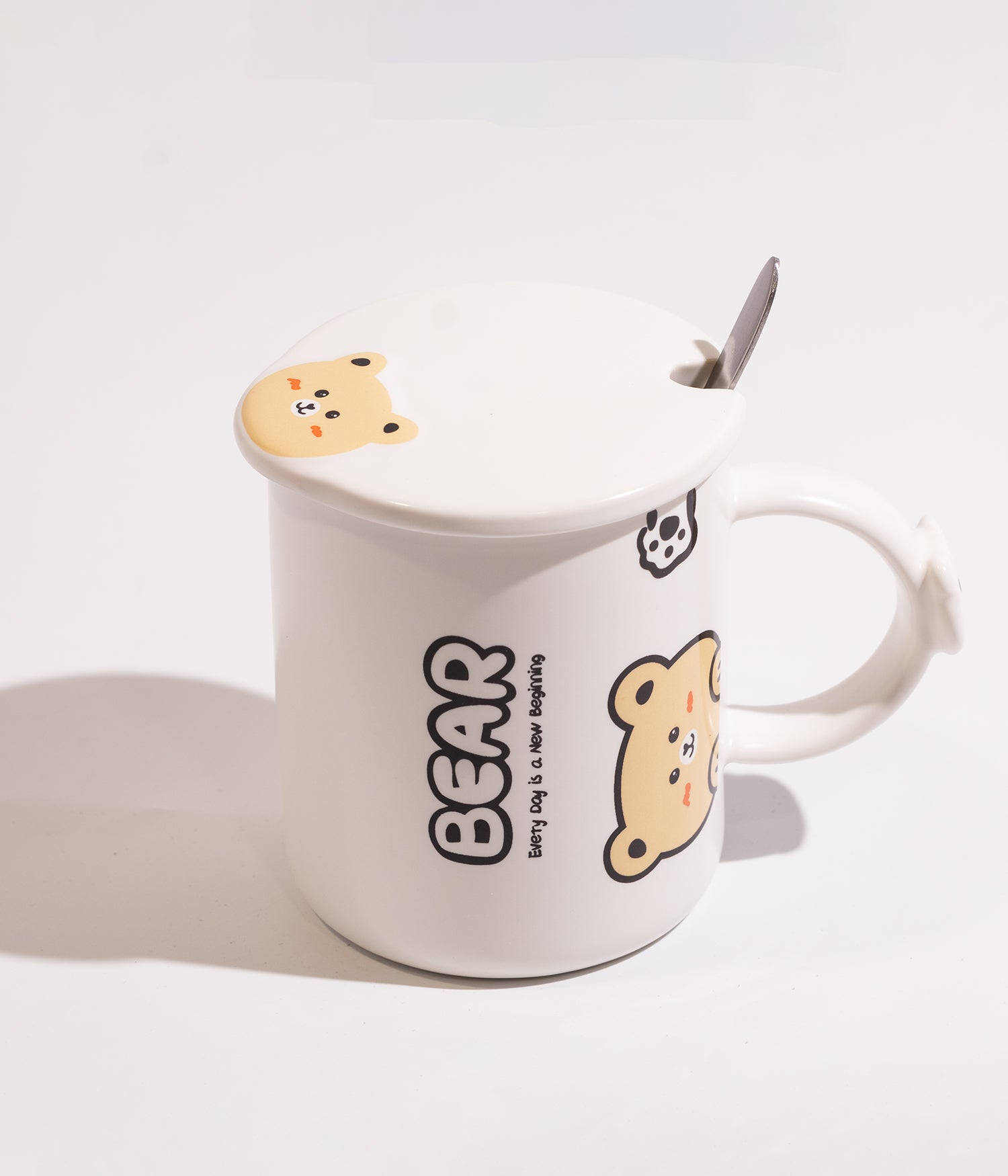 كوب قهوة سيراميك ابيض برسمة وجه الدب مع ملعقة وغطاء