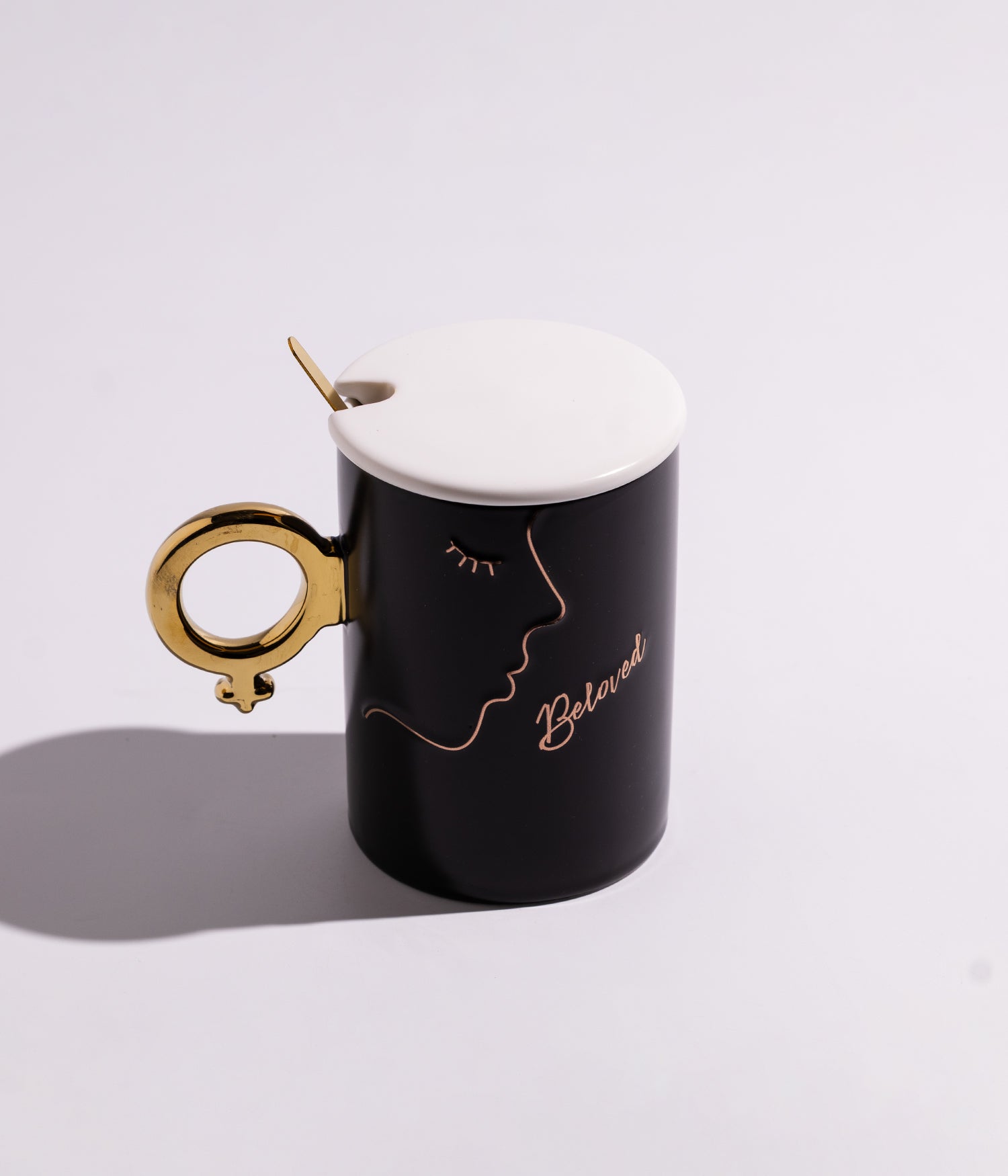 كوب سيراميك بعبارات حب بنسختين للذكر و الأنثى مع غطاء و ملعقة