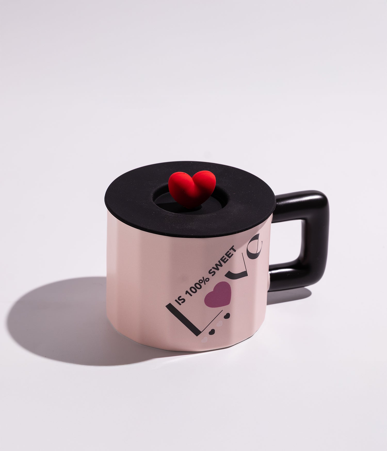 كوب سيراميك بتصميم قلوب ملونة وبغطاء لحفظ الحرارة