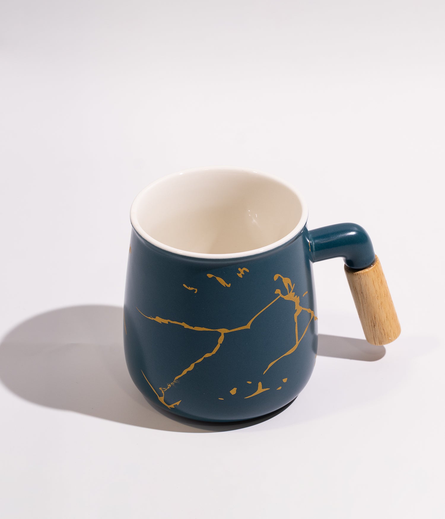 كوب سيراميك أخضر بخطوط ذهبية مع غطاء وملعقة ومقبض خشبي