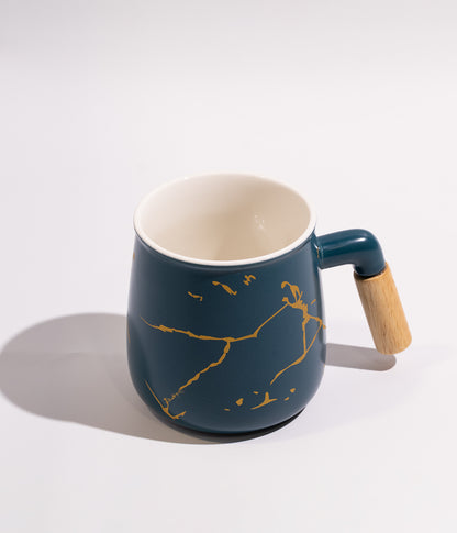 كوب سيراميك أخضر بخطوط ذهبية مع غطاء وملعقة ومقبض خشبي