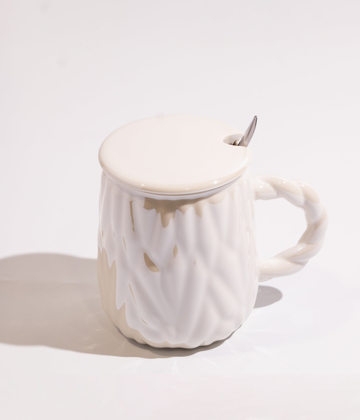 كوب سيراميك بتصميم امواج وبغطاء وملعقة