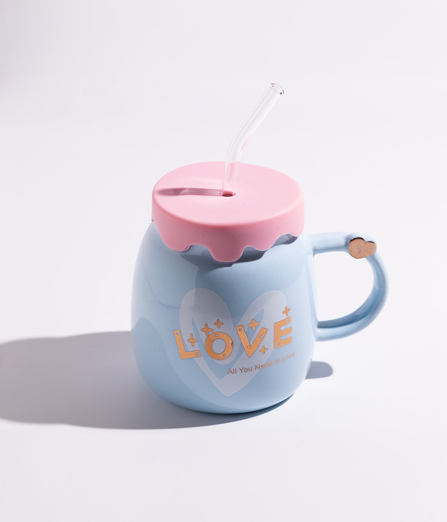 كوب سيراميك بتصميم قلوب مع غطاء ومزاز لسهولة الشرب