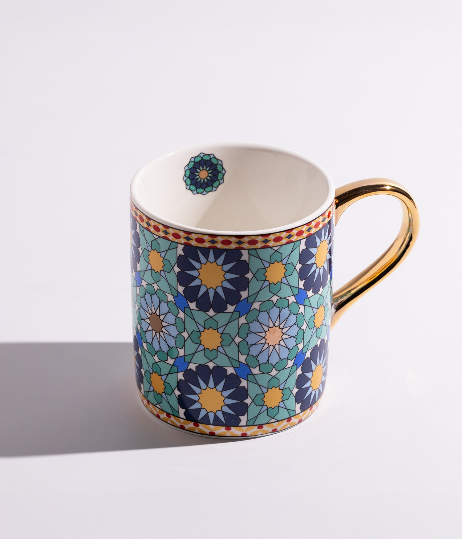كوب سيراميك بنقوش هندسية شرقية ومقبض ذهبي أنيق
