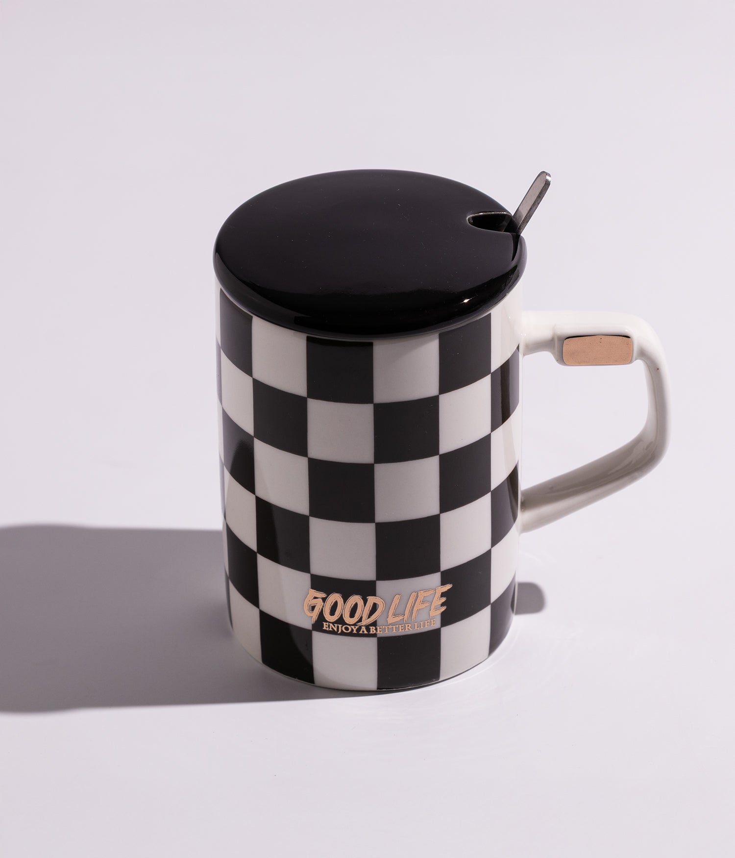 كوب سيراميك بأشكال هندسية مختلفة مع غطاء وملعقة