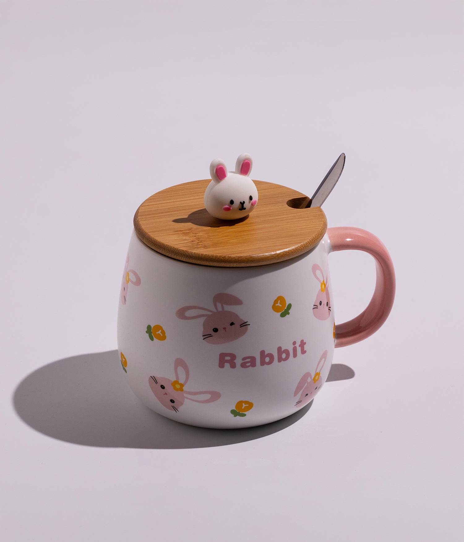 كوب سيراميك برسومات أرانب وردية مع غطاء خشبي وملعقة