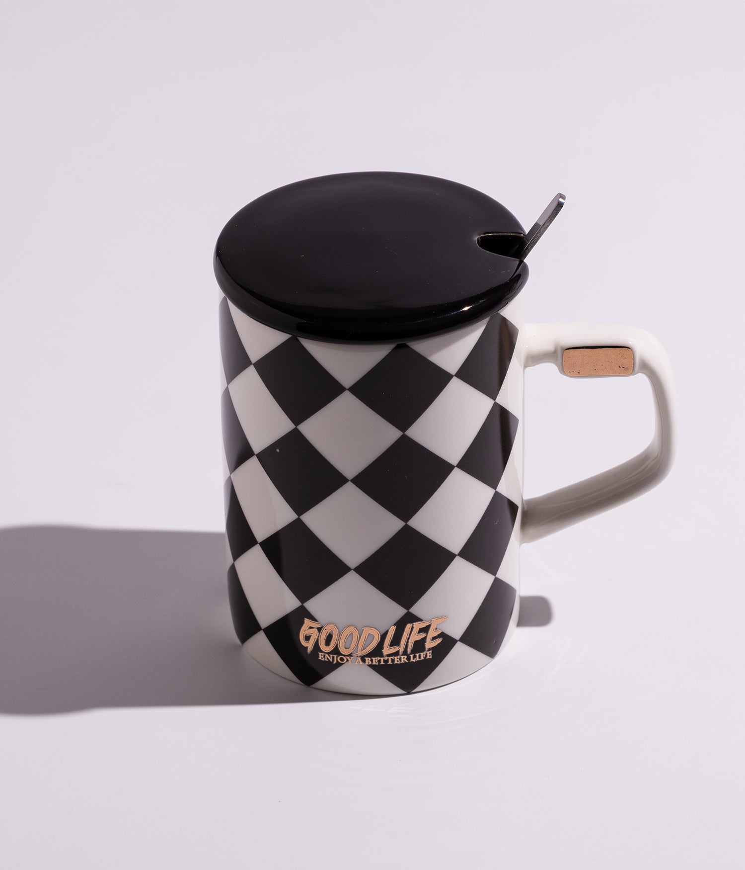 كوب سيراميك بأشكال هندسية مختلفة مع غطاء وملعقة