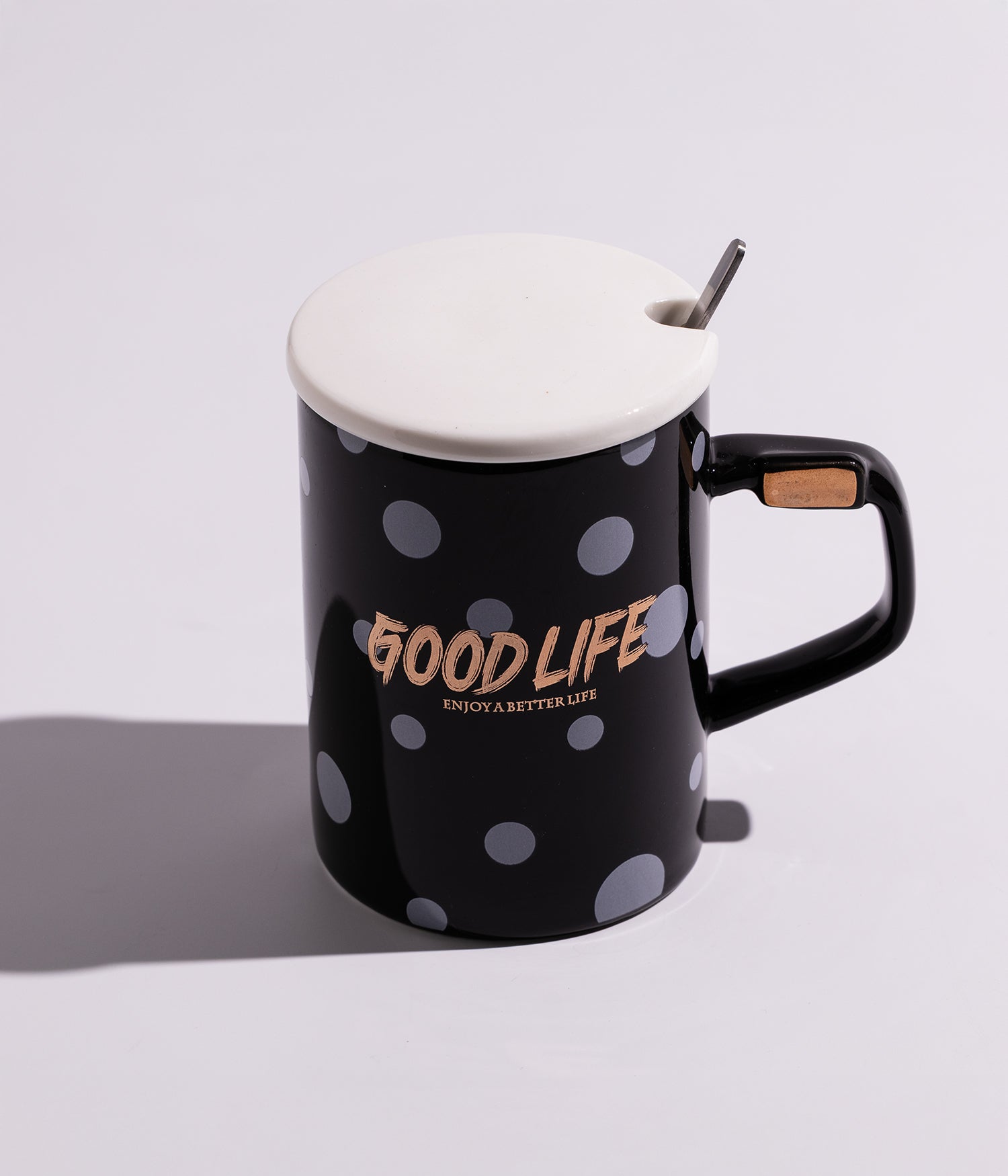 كوب سيراميك بأشكال هندسية مختلفة مع غطاء وملعقة