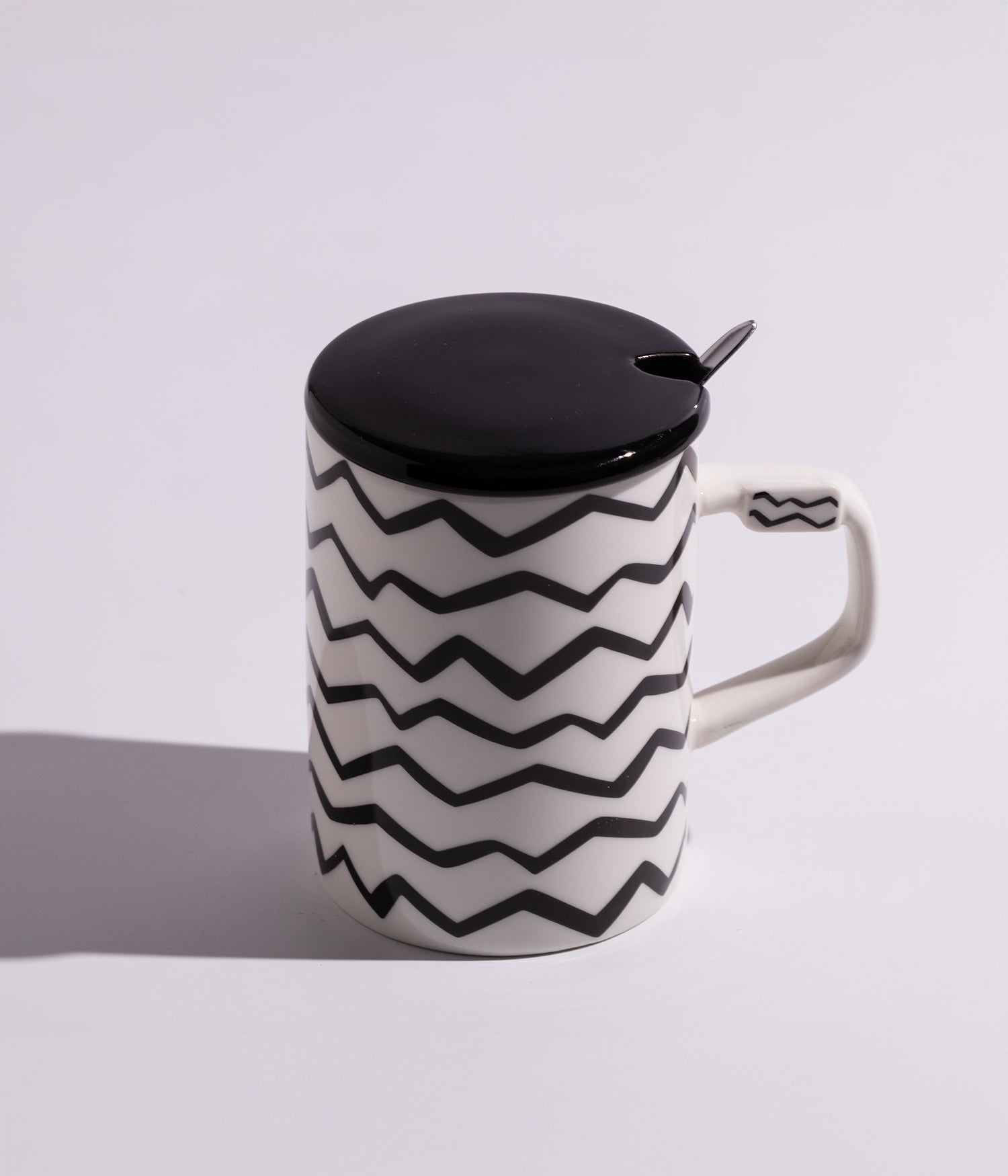 كوب سيراميك بتصميم خطوط ونقاط هندسية مع ملعقة وغطاء لحفظ الحرارة