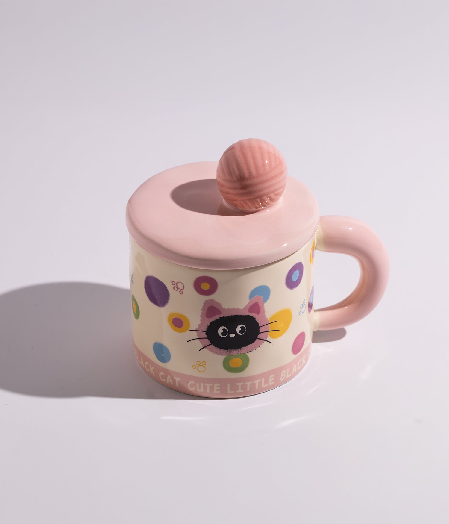 كوب قهوة سيراميك بتصميم مرح مع غطاء لحفظ المشروب