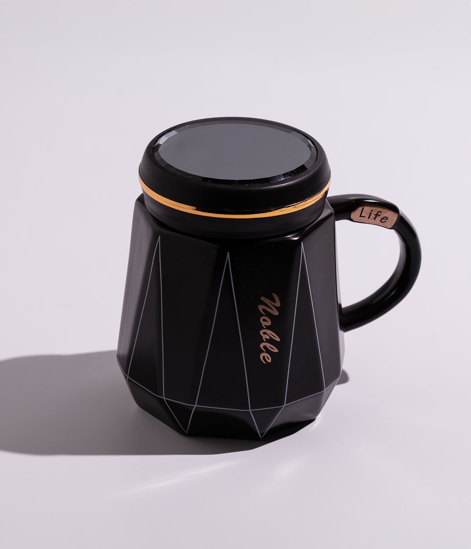 كوب قهوة سيراميك بتصميم هندسي مع غطاء محكم الاغلاق