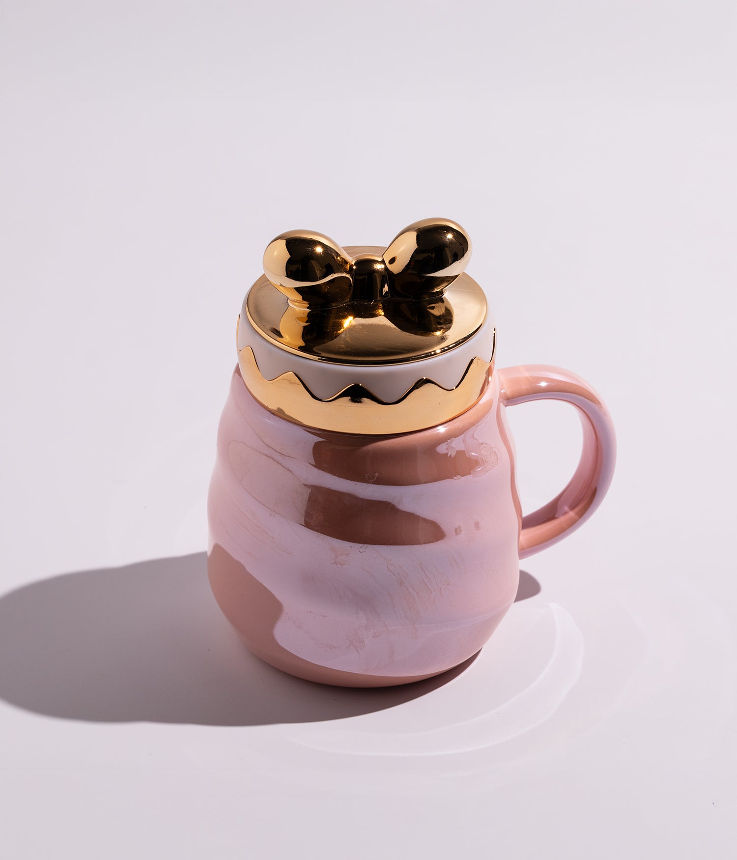 كوب سيراميك بتصميم فيونكة على الغطاء