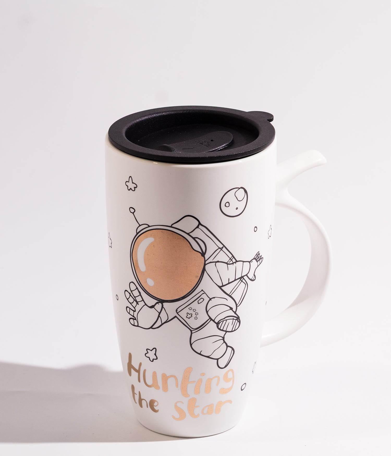 كوب سيراميك بتصميم رائد فضاء مع مزاز معدني وغطاء لحفظ الحرارة