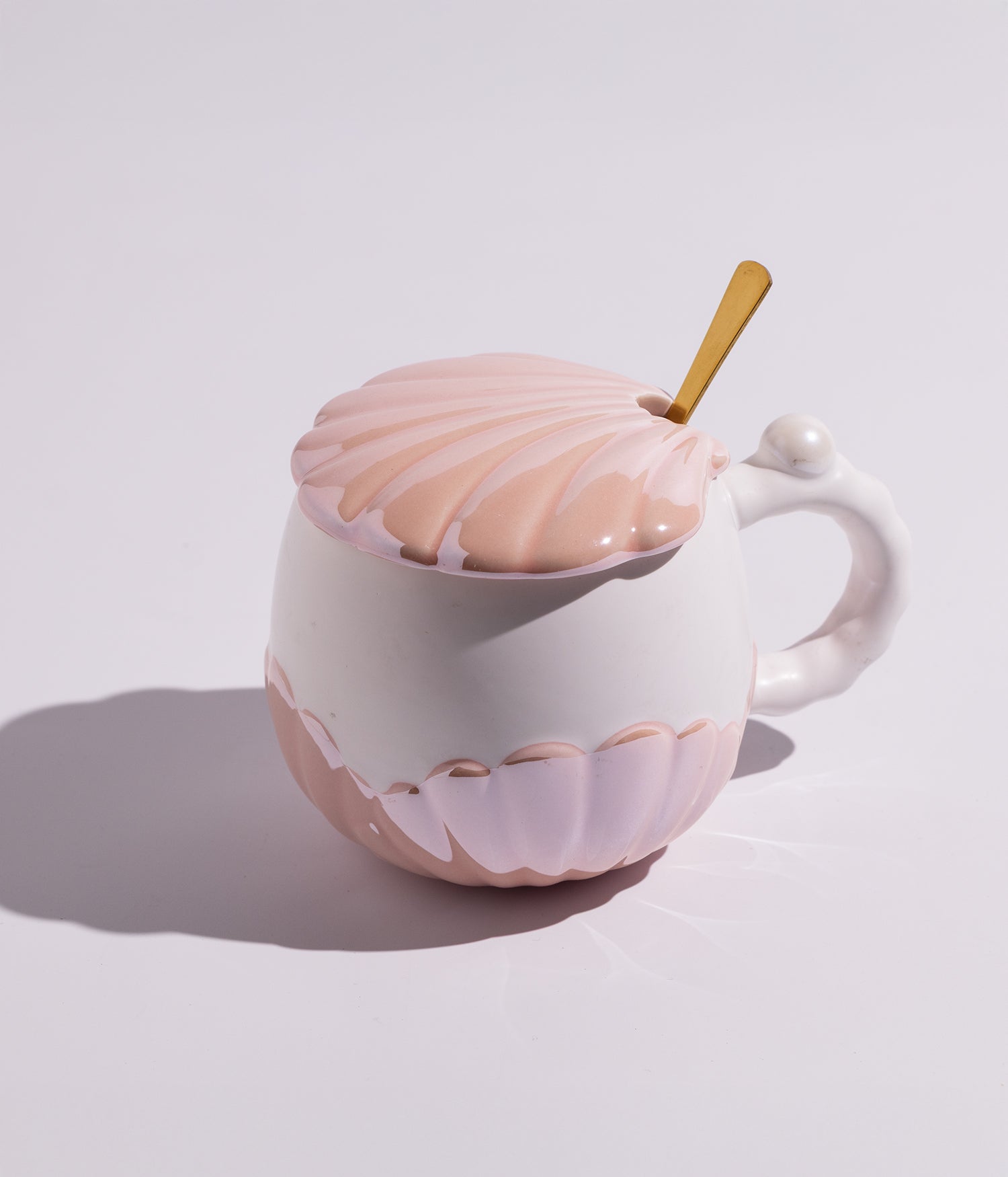 كوب قهوة سيراميك بتصميم صدفة البحر مع ملعقة ذهبية