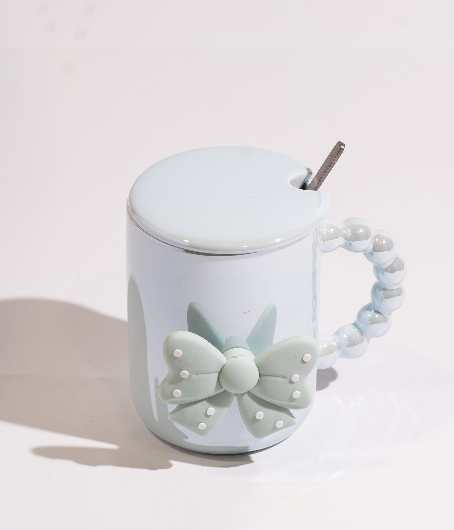 كوب سيراميك مزين بفيونكة ومقبض لؤلؤ مع غطاء وملعقة