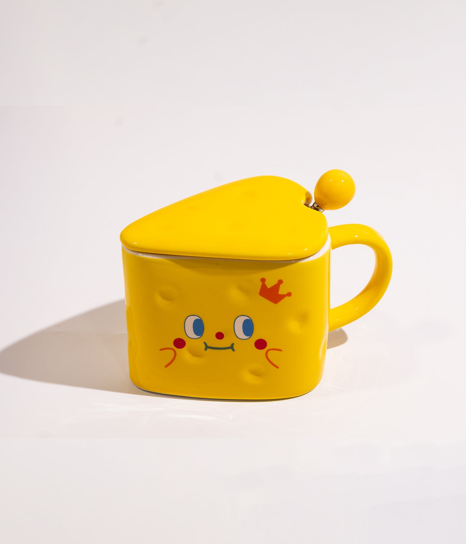 كوب سيراميك بشكل مثلث وبتصميم وجوه لطيفة ومرحة مع غطاء وملعقة