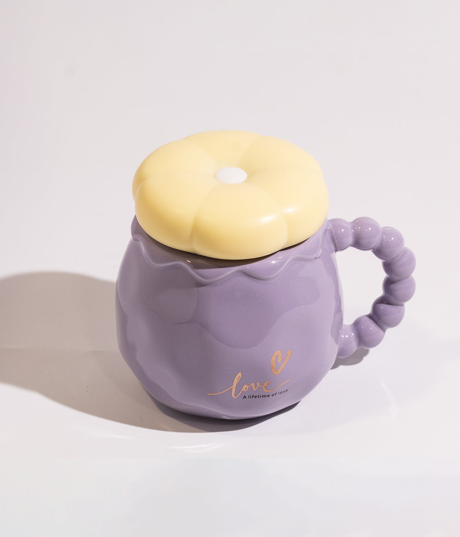 كوب سيراميك بعبارة LOVE يأتي مع غطاء لحفظ الحرارة