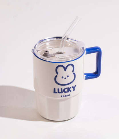 كوب سيراميك بكتابة LUCKY & HAPPY ووجه أرنب ودب مزوّد بغطاء عملي ومزاز
