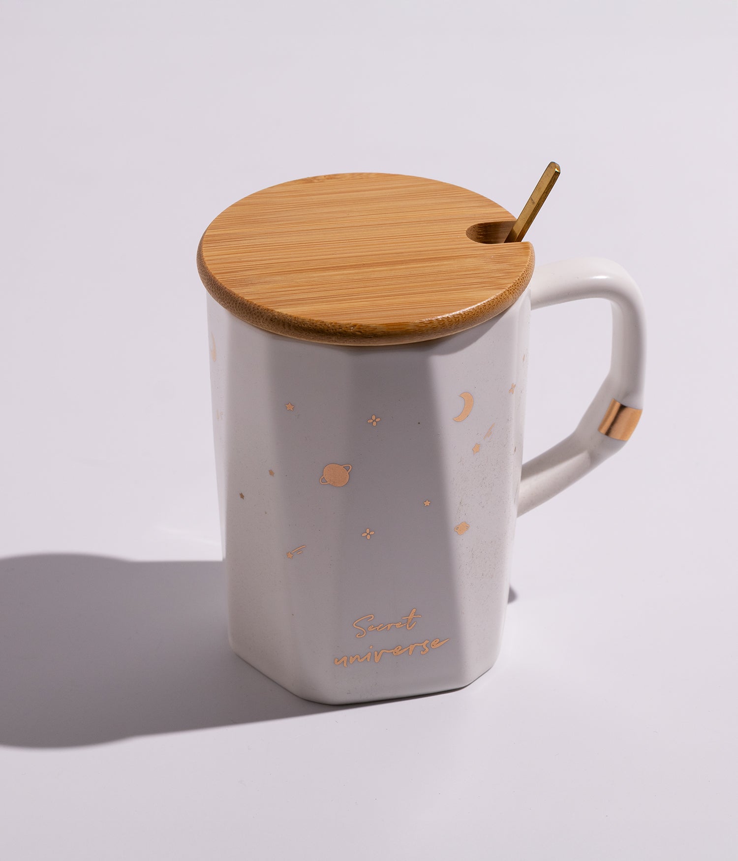 كوب قهوة سيراميك بتصميم نجوم ذهبية مع غطاء خشبي وملعقة