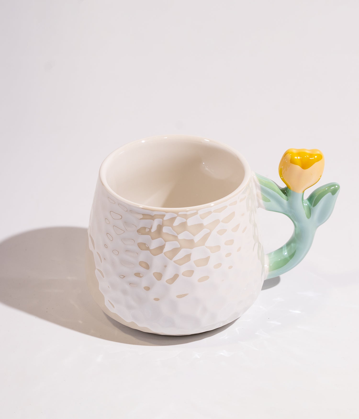 كوب سيراميك لامع بتصميم مقبض الوردة الملونة مع غطاء وملعقة