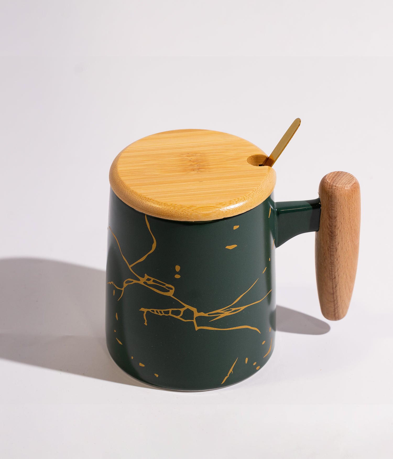 كوب سيراميك بخطوط ذهبية مع غطاء ومقبض خشبي وملعقة