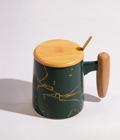 كوب سيراميك بخطوط ذهبية مع غطاء ومقبض خشبي وملعقة