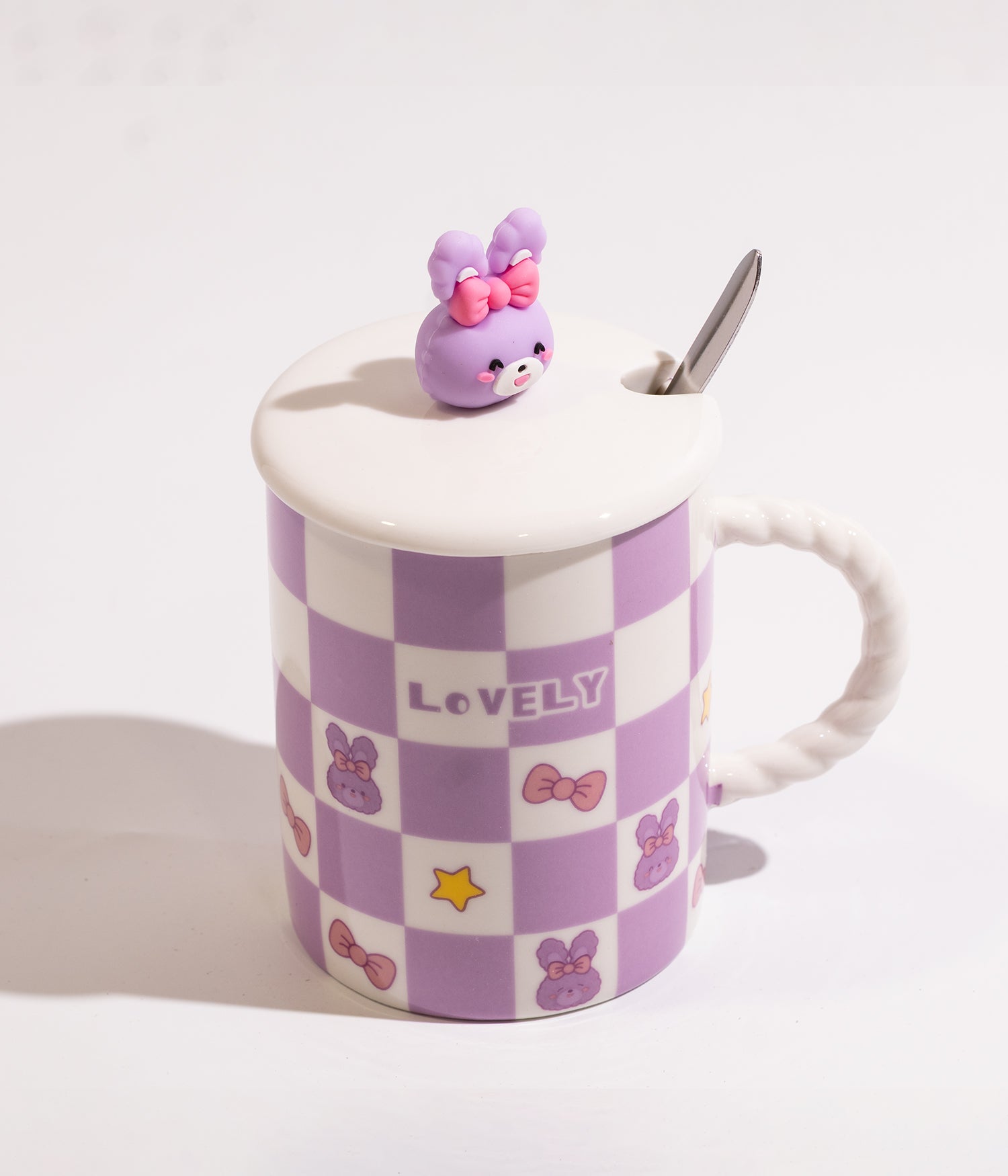 كوب سيراميك ابيض برسوم ارانب بنفسجية مزوّد بغطاء اسود وملعقة