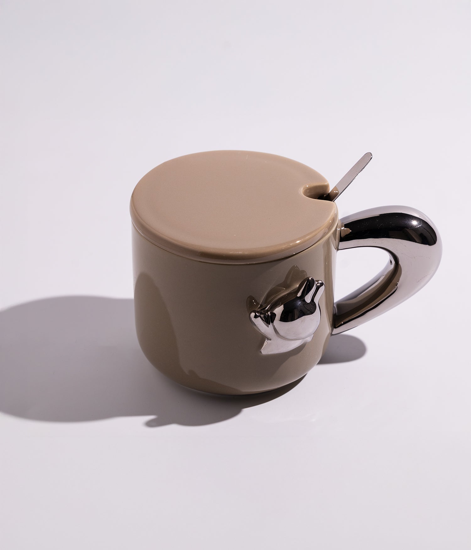 كوب قهوة سيراميك بتصميم عملي وبغطاء وملعقة