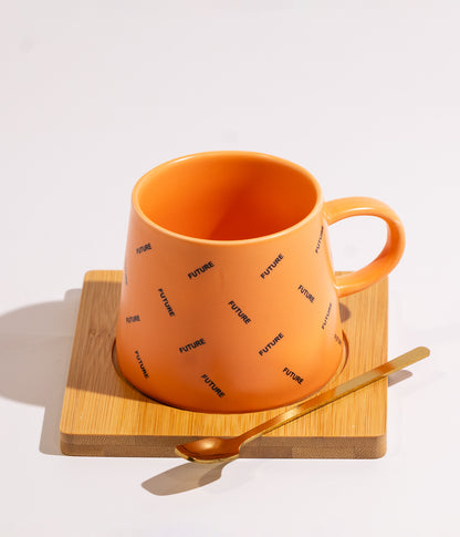 فنجان سيراميك أنيق مع قاعدة خشبية وملعقة ذهبية