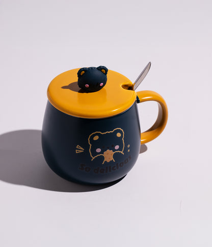 كوب قهوة من السراميك برسمة ومجسم دب على الغطاء